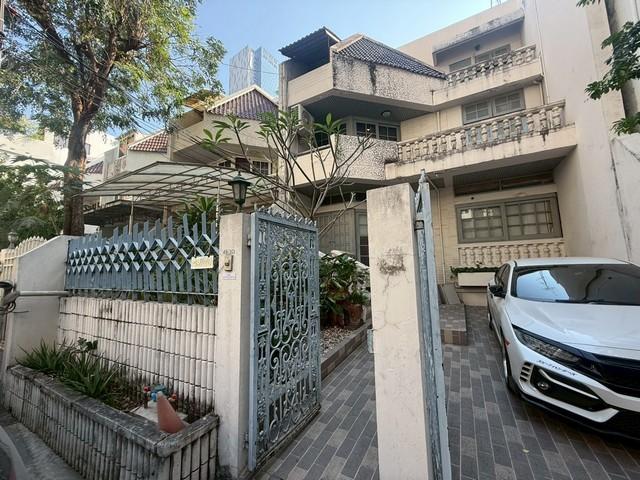 ขายทาวน์โฮม 3 ชั้น พื้นที่สีแดง ถนนหลังสวน เพลินจิต ใกล้ BTS ชิดลม และสวนลุมพินีราคาขาย 65,000,000 บาทที่ตั้ง ถนนหลังสวน ซอยบ้านหลังสวน แขวงลุมพินี เขตปทุมวัน กรุงเทพมหานครติดต่อ : คุณภัสพงณ์ 0634098164Line : binkem22https://www.facebook.com/profile.php?id=61581484955548เนื้อที่ 40 ตารางวา จำนวน 3 ชั้น 4 ห้องนอน 5 ห้องน้ำ จอดรถ 2 คัน ( ในบ้าน 1 คัน นอกบ้าน 1 คัน )มี 1 ห้องครัว 1 ห้องรับแขก พื้นที่สีแดง สถานที่ใกล้เคียง- ใกล้ BTS ชิดลม -