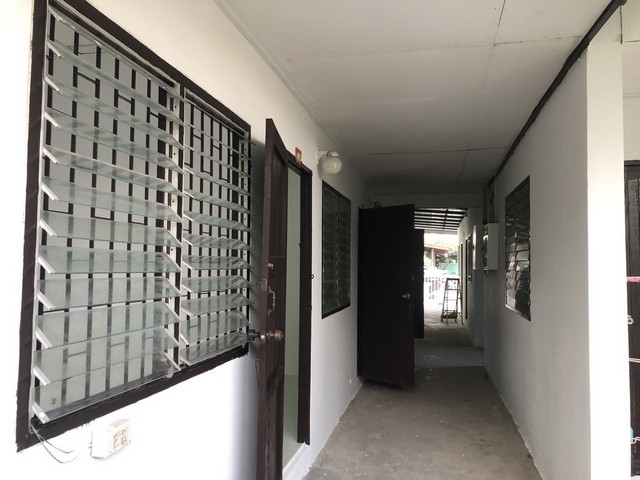 ขายหอพัก ห้องเช่า ย่านทางเข่า  ม.รังสิต  แถววัดนาวง ต.หลักหก  อ.เมือง จ.ปทุมธานี หอพัก ห้องเช่า 9 ห้องบนเนื้อที่ 60ตร.วา จับจุดวัดนาวงซ้ายมือวัดตรงไปประมาณ 1 กิโล เจอ Amaxon Coffee ซ้ายมือ เข้าซอย ซ.นาวง4พัฒนา ซอย3 ตรงข้าม เลี้ยวมาประมาณ 150 ม.หอพักอยู่ด้านซ้ายตรงข้ามหอพักสีฟ้า 2 ชั้นปรับปรุงใหม่  พร้อมดำเนินกิจการต่อ  รายได้ดี ลูกค้าเข้าพักตลอด ย่านแหล่งชุมชนเจริญ ใกล้มหาวิท