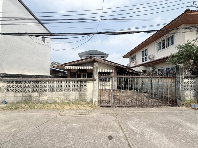 ขายบ้านเดี่ยวชั้นเดียว 42 ตรว. หมู่บ้านเอื้องฟ้าวิลล่า เสรีไท 67 ทำเลดี ใกล้มอเดอร์เวย์ **ขายตามสภาพ *** ราคาขาย 2,250,000 บาท ติดต่อ::  ชยา โทร/ID Line:: 0942823961   Link Line:: https://line.me/ti/p/3xFA1An8Kcรหัส# T26-316บ้านเดี่ยวชั้นเดียว หมู่บ้านเอื้องฟ้าวิลล่า เสรีไท 67 ทำเลดี **ขายตามสภาพ เนื้อที่ 42 ตรว.3 ห้องนอน1 ห้องน้ำจอดรถในบ้านได้ 3 คันมีบ้านเลขที่, น้ำ, ไฟ ใกล้มอเตอร์เวย์ ใกล้ทางด่วน ** เหมาะลงทุนรีโนเวทขาย หรือ�