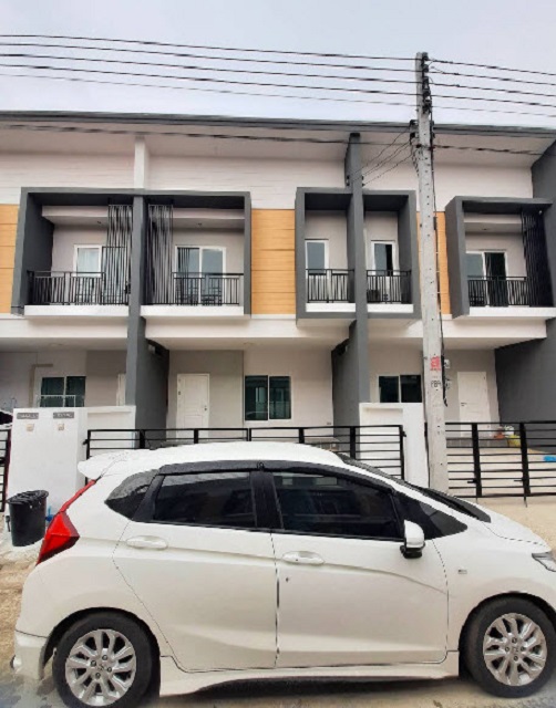 ให้ช่าทาวน์โฮม 2 นอนโลตัส ปทุมธานี ขนาด 27 ตร.ว.ปทุมธานี-สายใน 2 นอน 3 น้ำ ใกล้ ตลาดปทุมธานี 900 ม. และ  พื้นที่ใช้สอย 220 ตร.ม. 12,998 B-M.ปทุมธานี-สายใน ทำเลเดินทางสะดวก อยู่ในย่านชุมชน ใกล้ศาลากลาง จ.ปทุมธานี 1.5 กม.บรรยากาศเงียบสงบ ปลอดภัย เหมาะสำหรับอยู่อาศัย พร้อมเฟอร์ฯครบ ใกล้สี่แยกปทุมวิไล  แกรนด์วิวล์Lotus Pathum Thani 27 sq.wa. 220 sq.m townhome near Pathum Thani Market 900 m.Pathum Thani - Inner Route 2-bed 3-bath  and . usable area 12,998THB/month Pathum Thani - Sai Nai Road Convenient locatio