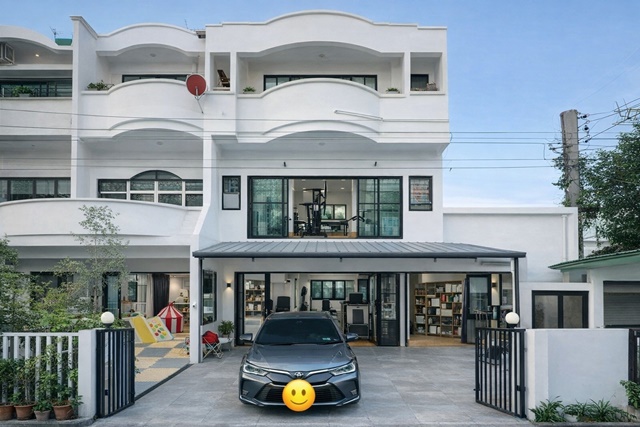 แต่งสวยครบ ทำเลศักยภาพ ใจกลางเมือง เซ็นทรัล ลาดพร้าว 1.0กม. 3-4นอน MRTลาดพร้าว 400ม. 8แอร์ ลาดพร้าว1-15 ให้เช่าทาวน์โฮมหลังมุม3ชั้น 50ตร.วา. 202 ตร.ม. 54,998 B-M.รร.นานาชาติ KIS 3กม. ฟังก์ชันจัดเต็ม พร้อมเฟอร์ฯเครื่องใช้ไฟฟ้า 4 น้ำ และสวนขนาดใหญ่ เหมาะอยู่อาศัย หรือโฮมออฟฟิศ ระดับพรีเมียม เดินทางสะดวก ถ.ลาดพร้าว-รัชดาภิเษกCentral Ladprao 1.0km. 8A/C LatPhrao 1-15 3Storeys Townhome for rent corner unit 52sq.wa.  3-4bed 202sq.m. 54,999B-M. Beautifully decorated fully furnished Prime location in the he