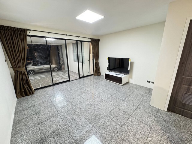 ให้เช่าโฮมออฟฟิศ 3.5 ชั้น 249 ตรม. ทาวน์อินทาวน์ ถนนศรีวรา เลียบด่วน ใกล้เอกมัย- ทองหล่อ *** ราคาเช่า 35,000 บาท/เดือน *** ราคาขาย 6.5 ล้านบาทติดต่อ:: ชยา โทร/ID Line:: 0942823961   Link Line:: https://line.me/ti/p/3xFA1An8Kcรหัส# T26-383โฮมออฟฟิศ 3.5 ชั้น ทาวน์อินทาวน์ ถนนศรีวรา เลียบด่วน - พื้นที่ใช้สอย 249 ตรม- 4 ห้องนอน + 1 ห้องทำงาน- 3 ห้องน้ำ- แอร์ 4 เครื่อง- เดินทางสะดวก เพียง 5 กิโลถึงเอกมัย- ทองหล่อ - เข้าออกได้หลายทาง รามคำแหง 39,21, เล