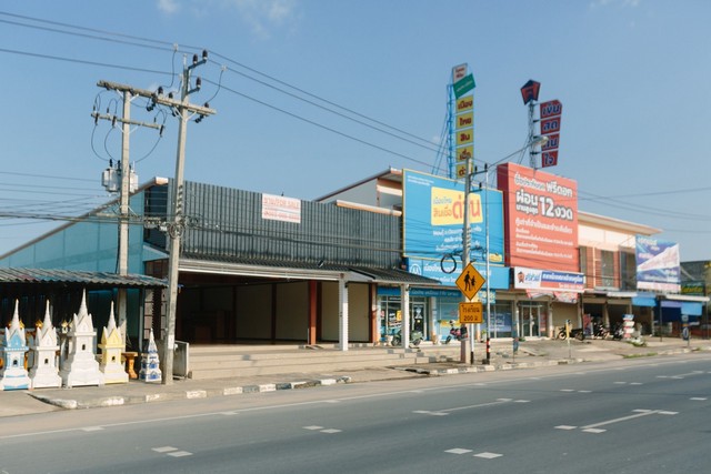 #ขายอาคารพาณิชย์ 3 คูหา ทำเลค้าขาย ติดถนน 4 เลน อำเภอคูเมือง จังหวัดบุรีรัมย์#รายละเอียดและที่ตั้งทรัพย์ -อาคารพาณิชย์ 3 คูหา เนื้อที่ 1 งาน 10 ตารางวา ลึกเกือบ 40 เมตร-จำนวน 4 ห้องนอน 2 ห้องน้ำ-ตัวอาคารโครงสร้างแข็งแรงมากเจ้าของทำอยู่เอง-ตั้งอยู่ติดถนน 4 เลน ตำบลคูเมือง อำเภอคูเมือง จังหวัดบุรีรัมย์-ทำเลสวยมาก เหมาะสำหรับทำธุรกิจหรือค้าขาย***ราคาขายเพียง 6.56 ล้านบาท(�