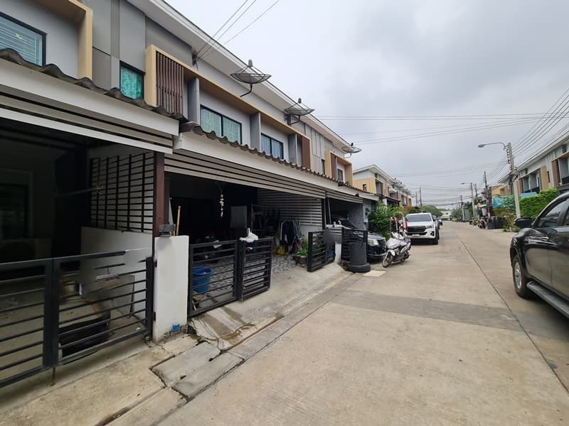  ขาย บ้านเดี่ยว/ทาวน์เฮ้าส์/คอนโด โครงการ  ขายทาวน์เฮ้าส์ เดอะคอนเนค 29 สุวรรณภูมิ 2 บางพลี ซอย 1 แยกจากซอยกิ่งแก้ว 37 ถนน กิ่งแก้ว ตำบล ราชาเทวะ อำเภอ บางพลี จังหวัด สมุทรปราการ  ราคาโปรโมชั่น  2,174,000     บาท    ลดจาก  2,400,000   บาท ราคาโปรโมชั่นตั้งแต่วันที่  2 มีนาคม - 31 พฤษภาคม 2569  รายละเอียดทรัพย์ -  เนื้อที่ 21.00 ตร.ว.   พื้นที่ใช้สอย 143.43 ตร.ม. -  1 ที่จอดรถ  -  บ้านหันไปทางทิศ ใต้  พิกัดทรัพย์ : 