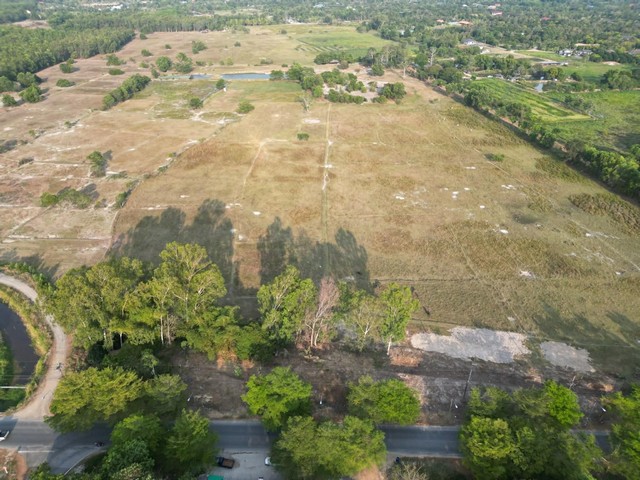 #ขายที่ดินตะพงเมืองระยอง#ขายที่ดิน 31 ไร่ ใกล้ถนนสุขุมวิท ????อำเภอเมืองระยอง ตำบลตะพง ติดถนน 3142 ‎????พื้นที่สีเหลือง????ขนาด 31 ไร่ 1 งาน 53 ตรว.????หน้ากว้าง 200 เมตร (ฝั่งติดถนน)????ที่ดินลึกประมาณ 280 เมตร????ห่างจากถนนสุขุมวิท สี่แยกตลาดผลไม้ตะพงเพียง 1.3 กม.‎????ห่างจากนิคม w h a ระยอง 31 กม.????ห่างจากท่าเรือแหลมฉบัง 76 กม.????ขายราคาไร่ละ 1.59 ล้านบาท✅พื้นที่ว่างฝั่งบ้านจัดสรร สามารถขอทางเข้า�