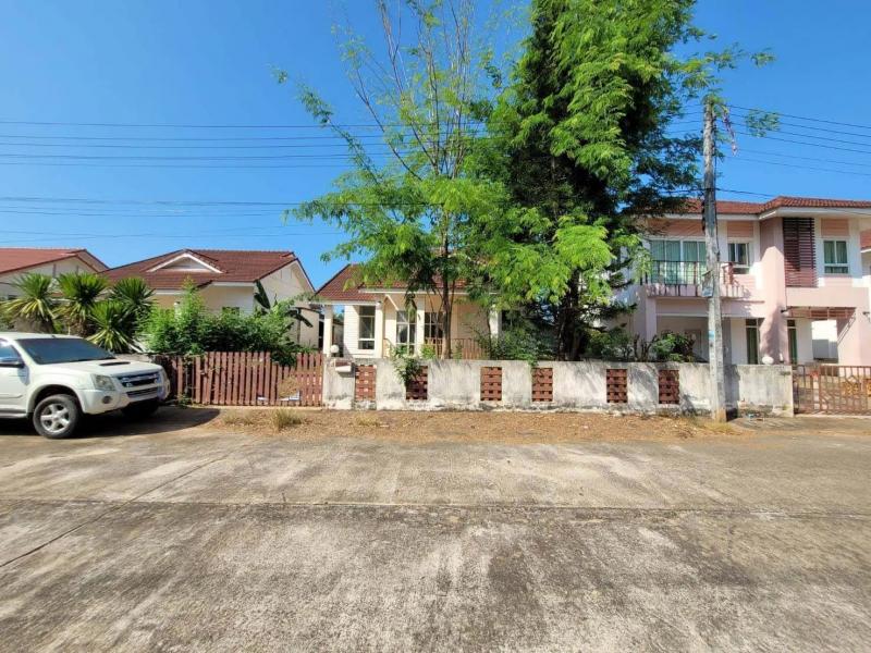 ขาย บ้านเดี่ยว/ทาวน์เฮ้าส์/คอนโด โครงการ ขาย บ้านเดี่ยว ธาราศิริ สุราษฎร์ธานี  ซอยศรีวิชัย 26 ถนน ศรีวิชัย (ทล.401) ตำบล วัดประดู่ อำเภอ เมืองสุราษฎร์ธานี สุราษฎร์ธานี  ราคาโปรโมชั่น   2,175,000     บาท    ลดจาก 3,080,000    บาท ราคาโปรโมชั่นตั้งแต่วันที่  2 มีนาคม - 31 พฤษภาคม 2569  รายละเอียดทรัพย์ -  เนื้อที่ 77.40 ตร.ว. พื้นที่ใช้สอย 156.20 ตร.ม. -  บ้านหันไปทางทิศ ใต้   พิกัดทรัพย์ : https://maps.app.goo.gl/onZirMCWx73ej9XJ8   สถาน�