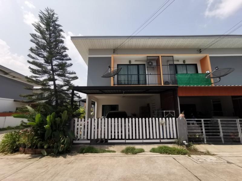  ขาย บ้านเดี่ยว/ทาวน์เฮ้าส์/คอนโด โครงการ ขาย ทาวน์เฮ้าส์ มณีรินทร์ โมเดิร์น โฮม  ถนน ฉะเชิงเทรา-สัตหีบ ตำบล บ่อวิน อำเภอ ศรีราชา จังหวัด ชลบุรี  ราคาโปรโมชั่น  1,961,000    บาท    ลดจาก 2,200,000     บาท ราคาโปรโมชั่นตั้งแต่วันที่  2 มีนาคม - 31 พฤษภาคม 2569  รายละเอียดทรัพย์ -  เนื้อที่ 27.60 ตร.ว.  พื้นที่ใช้สอย 142.26 ตร.ม. -  บ้านหันไปทางทิศ เหนือ  พิกัดทรัพย์ : https://maps.app.goo.gl/hQzH89zJdeERf9Xn6  สถานที่ใกล้เคียง   - โรงพ