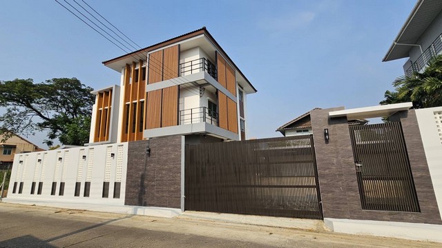 ขายบ้าน+โฮมออฟฟิศ 3 ชั้น รีโนเวตใหม่ ซอยบรมราชชนนี 68ทำเลทองย่านพุทธมณฑลสาย 2–3 • พื้นที่ใช้สอย 250 ตรม.    • พื้นที่ 112 ตร.ว. กว้างขวาง ใช้สอยได้หลากหลาย • 3 ห้องนอน / 1 ห้องอเนกประสงค์ / 4 ห้องน้ำ • จอดรถได้สบาย 5–6 คัน • รีโนเวตใหม่ทั้งหลัง พร้อมเข้าอยู่ทันที • ทำเลสุดสะดวก จากปากซอยบรมราชชนนี 68 เพียง 120 เมตร • เข้า–ออกได้ 2 เส้นทาง: บรมราชชนนี และศาลาธรรมสรรพ์ • รายล้อมด้วยสิ่