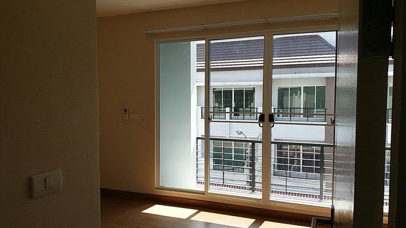 ขายทาวน์โฮม3ชั้น บ้านกลางเมือง หมู่บ้านติดถนน ใกล้เซ็นทรัลอีสต์วิวล์ ราคาดีทำเลดีมาก ติดต่อผึ้งรติ 0619419639ที่ตั้ง : นาคนิวาส 34 แขวงลาดพร้าว ลาดพร้าว กรุงเทพมหานคร 10230ขนาดพื้นที่ : 20 ตรว รายละเอียดทาวน์โฮม 3 ชั้น บรรยากาศส่วนตัว ทั้งโครงการมีเพียง 49 หลังหลังบ้านต่อเติมหลังคาเรียบร้อย ใช้งานได้เต็มพื้นที่เหมาะทั้งอยู่อาศัยเอง หรือซื้อเพื่อการลงทุน (มีผู้เช่ารอ