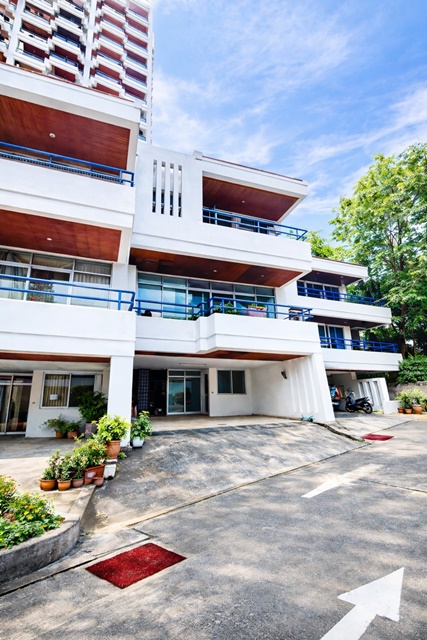 ท่าเทียบเรือศรีราชา ฮาร์เบอร์ 890ม.  อาคารพาณิชย์ 4 ชั้น 5 นอน 5 น้ำ ใกล้เกาะลอย ศรีราชา 900 ม.โรบินสัน ศรีราชา  24 ตร.ว. 380 ตร.ม. 19,999 B-M. ติดทะเล มีท่าเรือ และศาลาพักผ่อนส่วนตัว เหมาะสำหรับพักอาศัย ทำโฮมออฟฟิศ หรือธุรกิจที่พัก  ใกล้ตึกคอม ศรีราชา 1.1 กม. และแหล่งไลฟ์สไตล์ ทำเลอยู่บนถนนสุขุมวิท เดินทางสะดวก เชื่อมต่อแหลมฉบัง บ่อวิน และพัทยาได้ง่าย ใกล้นิคมอุตสาหกรรมหลายแห่งSrira