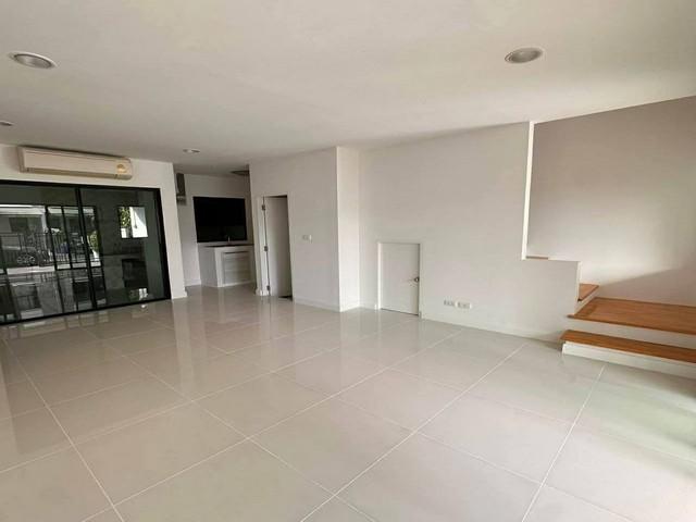 ขายทาวน์โฮม 3 ชั้นหลังมุม โครงการ บ้านกลางเมือง นวมินทร์42 BAAN KLANG MUANG NAWAMIN 42 ทำเลดีพร้อมอยู่*** ราคาขาย 4,900,000 บาทติดต่อ คุณช่อผกา โทร 0616198565 LINE 0616198565สำรอง LINE 0812523279 ส่งลิ้งก์ไว้ได้เลยรหัส# T26-312ทาวน์โฮม 3 ชั้น บ้านกลางเมืองนวมินทร์ 42 บ้านหลังมุม ทำเลดีพร้อมอยู่เนื้อที่ 33 ตร.ว.3 ห้องนอน3 ห้องน้ำ1 ห้องครัว1ห้องรับแขกต่อเติมโกดังเก็บของด้านข้างพร้อม แอร์ 4 ตัว ปั๊มน้ำแท้งค์น้ำดีไซน์ทันสม�