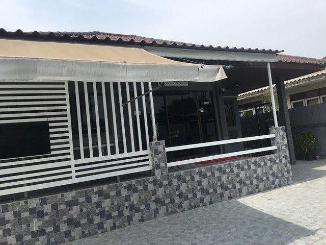 ให้เช่าบ้านเดี่ยวชั้นเดียว หลังหัวมุม 70 ตรว. 3 ห้องนอน โชคชัย 4 ซอย 76 เหมาะทำโฮมออฟฟิศหรืออยู่อาศัย ใกล้ MRT โชคชัย 4*** ราคาเช่า 25,000 บาท / เดือนติดต่อ:: ชยา โทร/ID Line:: 0942823961   Link Line:: https://line.me/ti/p/3xFA1An8Kcรหัส# KO1104บ้านเดี่ยวชั้นเดียวหล้ังมุม โชคชัย 4 ซอย 76 ใกล้ MRT โชคชัย 4เนื้อที่ 70 ตารางวา 3 ห้องนอน 2 ห้องน้ำ จอดรถ 5 คันเครื่องปรับอากาศ 4 เครื่องเหมาะสำหรับอยู่อาศัยและทำออฟฟิต(ไม่รับจดทะเบียนบริษ�