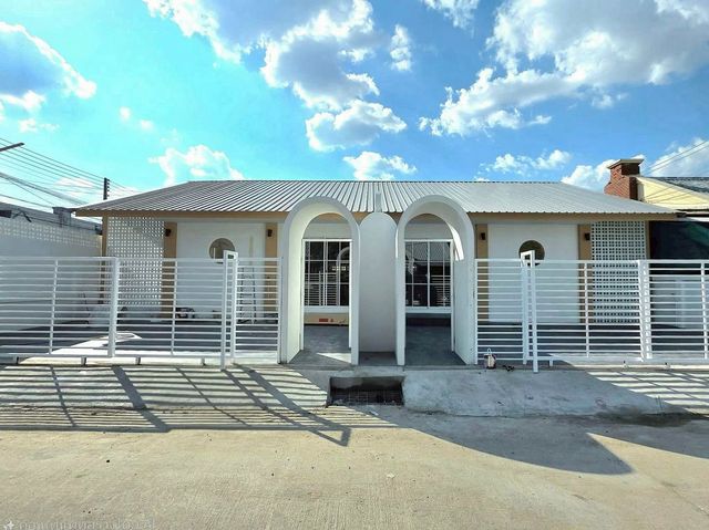 ขายเพียง 2.5x ล้าน/หลัง #เชียงใหม่แกรนด์วิว #โซนแม่เหียะ บ้านชั้นเดียว #รีโนเวทใหม่ มี 2 หลัง ทำเลทอง #หลังสนามบินเชียงใหม่ — อยู่เองก็ฟิน ปล่อยเช่าก็คุ้ม!รายละเอียดบ้าน• ที่ดิน 35 ตร.ว.• 2 ห้องนอน• 2 ห้องน้ำ• จอดรถได้ 2 คันทำเลดีมาก ใกล้ทุกไลฟ์สไตล์• ใกล้ Central Chiangmai Airport• ใกล้ Chiang Mai International Airport• ใกล้ Chiang Mai University• ใกล้ Nimmanhaemin Roadการเดินทางสะดวกเชื่อมต่อถนนหลักหลายเส้น• ถนนหางดง• ถนนคันคล