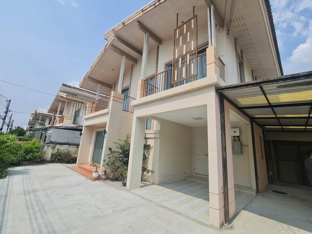 ให้เช่า-ขายบ้านเดี่ยว 2 ชั้น 50 ตรว. หมู่บ้านพฤกษาปูริ ซอยกิ่งแก้ว 37 พร้อมอยู่ มีแผงโซล่าร์เซลล์ ประหยัดไฟ ใกล้สนามบินสุวรรณภูมิติดต่อ:: ชยา โทร/ID Line:: 0942823961Link Line:: https://line.me/ti/p/3xFA1An8Kcรหัส# T26-315บ้านเดี่ยว 2 ชั้น หมู่บ้านพฤกษาปูริ ซอยกิ่งแก้ว 37 พร้อมอยู่ ทำเลดี- เนื้อที่ 50 ตร.วา- มีแผงโซล่าร์เซลล์ ประหยัดค่าไฟได้ทุกเดือน- 3 ห้องนอน (+1 ต่อเติมเพิ่ม ทำเป็นห้องนอน หรือห้องอเนกประสงค์ได้)- 2