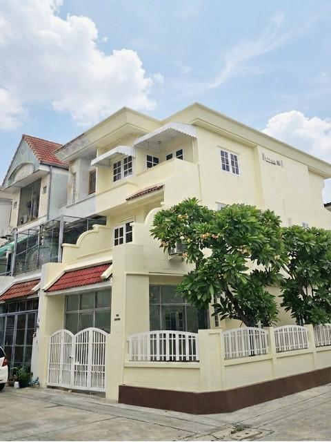 ขายทาวน์โฮม 3 ชั้นหลังมุม 4 ห้องนอน ย่านโชคชัย 4 สตรีวิทยา 2 รีโนเวทพร้อมเข้าอยู่ ใกล้โรงเรียนสตรีวิทยา 2 เดินทางสะดวก เข้าออกหลายเส้นทางติดต่อ:: ชยา โทร/ID Line:: 0942823961Link Line:: https://line.me/ti/p/3xFA1An8Kcรหัส# T26-320ทาวน์โฮม 3 ชั้น หลังมุม ย่านโชคชัย 4 สตรีวิทยา 2- เนื้อที่ 36 ตารางวา มีพื้นที่ข้างบ้าน- 4 ห้องนอน- 3 ห้องน้ำ- ห้องรับแขก ห้องรับประทานอาหาร- ด้านหน้าต่อเติมเป็นห้องกระจกสามารถทำเป็นออฟฟ�