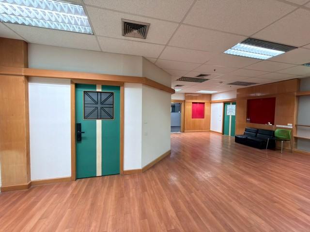  ให้เช่าพื้นที่สำนักงาน 148.06 ตร.ม. เซ็นทรัล ซิตี้ บางนา เดินทางสะดวก ทำเลศักยภาพสูงติดต่อ:: ชยา โทร/ID Line:: 0942823961Link Line:: https://line.me/ti/p/3xFA1An8Kcรหัส# T26-321พื้นที่สำนักงาน เซ็นทรัล ซิตี้ บางนา ทำเลศักยภาพสูง- ขนาด 148.06 ตร.ม.- ชั้น 5A อยู่เหนือโซน Plaza เพียงลง 1 ชั้น ถึงพื้นที่ร้านค้าและผู้คนทันที เหมาะกับธุรกิจที่ต้องการทราฟฟิก- ออกจากลิฟต์เจอห้องทันที เดินทางสะดวก ลูกค้าหาเจอง่าย- อยู่ในอาคารศ