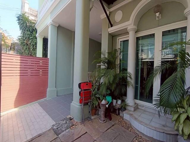  ให้เช่าทาวน์เฮ้าส์ 2 ชั้น 4 ห้องนอน หมู่บ้านสุขุมวิทการ์เด้น ซิตี้ 2 ซอยสุขุมวิท 54 ใกล้ BTS อ่อนนุช เพียง 5 นาทีติดต่อ:: ชยา โทร/ID Line:: 0942823961Link Line:: https://line.me/ti/p/3xFA1An8Kcรหัส# T26-322ทาวน์เฮ้าส์ 2 ชั้น หมู่บ้านสุขุมวิทการ์เด้น ซิตี้ 2 ซอยสุขุมวิท 54 ใกล้ BTS อ่อนนุช เพียง 5 นาที• เนื้อที่ 29 ตร.ว.• พื้นที่ใช้สอย 185 ตร.ม.• 4 ห้องนอน• 2 ห้องน้ำ• แอร์ 4 ตัว• เครื่องใช้ไฟฟ้าครบ ! ทีวี ตู้เย็น ไมโครเวฟ เครื่องซัก�