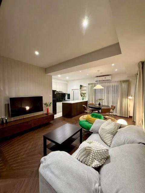 ให้เช่าทาวน์โฮม 2 ชั้น แปลงมุม 3 ห้องนอน indy 2 บางนา-รามคำแหง 2 ใกล้เมกะบางนาติดต่อ:: ชยา โทร/ID Line:: 0942823961Link Line:: https://line.me/ti/p/3xFA1An8Kcรหัส# T26-324ทาวน์โฮม 2 ชั้นแปลงมุม อินดี้ บางนา–รามคำแหง 2 ใกล้เมกะบางนาพื้นที่ใช้สอย 137 ตร.ม.3 ห้องนอน3 ห้องน้ำ1 ห้องพักผ่อน 1 ห้องรับประทานอาหาร1 มุมทำงาน 1 ห้องครัว พร้อมสวนหลังบ้านที่จอดรถ 2 คันบ้านตกแต่งครบ พร้อมเข้าอยู่ทันทีสิ่งอำนวยความสะดวกภายในโครงการ