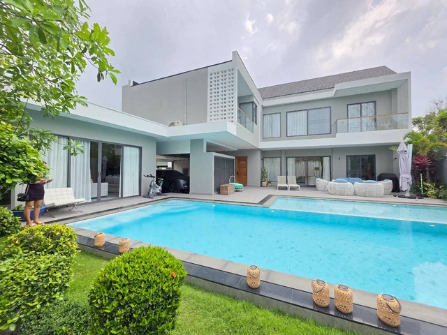 ขายวิลล่าหรูใกล้โรงเรียนTara Pattana International School  โลเคชั่น : ทุ่งกลม-ตาลหมัน พัทยารหัส TTR 2765▪︎ ขนาดที่ดิ146.2 ตารางวา  ▪︎พื้นที่ใช้สอย 464 ตารางเมตร ▪︎4ห้องนอน  5ห้องน้ำ▪︎1ห้องทำงาน 1ห้องรับรองริมสวน ▪︎ครัวยุโรป และ ครัวไทย ▪︎เค้าเตอร์บาร์ ▪︎มีที่ชาจรถยนต์▪︎ ขายพร้อมเฟอร์นิเจอร์ และ เครื่องใช้ไฟฟ้าทั้งหมด ▪︎สระว่ายน้ำระบบเกลือ   - สระเด็ก3×8 เมตร ลึก 1.2 เมตร   - สระผู้ใหญ่4.5×12 เมตร ลึก1.6 �