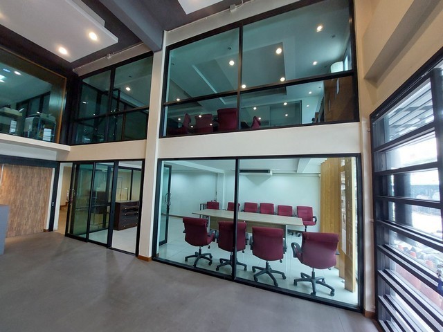 RPJ590อาคารสำนักงาน4ชั้น  มีลิฟต์ขนส่ง ย่านพระราม3 ซอยเจริญราษฎร์7  ใกล้ BTS สุรศักดิ์, ใกล้ BRT เจริญราษฎร์ใกล้ เซ็นทรัลพระราม 3, Terminal 21 พระราม 3, โลตัสพระรามเนื้อที่ 63 ตารางวา 750 ตารางเมตร 8 ห้องทำงาน 5 ห้องน้ำcontact : คุณเจี๊ยบ 092-851-6969Line : Keti2522ขาย 18 ล้านบาทให้เช่า 75,000 บาท/เดือนที่ตั้ง ถนนเจริญราษฏร์ แขวงบางโคล่ เขตบางคอแหลม กรุงเทพมหานคร 10120. สูง 4 ชั้น  ชั้นลอยอาคารกว้าง 10 เมตร x ลึก 16 เมตร มีล�