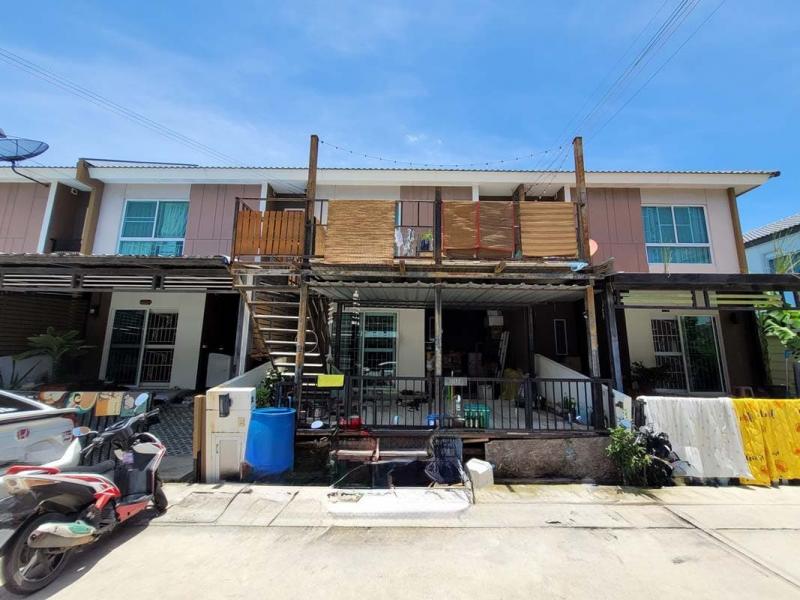  ขาย บ้านเดี่ยว/ทาวน์เฮ้าส์/คอนโด โครงการ ขาย ทาวน์เฮ้าส์ เดอะคอนเนค เทพารักษ์-เมืองใหม่  ถนน เทพารักษ์ ตำบล บางเพรียง อำเภอ บางบ่อ จังหวัด สมุทรปราการ  ราคาโปรโมชั่น   2,125,000      บาท    ลดจาก   2,387,000           บาท ราคาโปรโมชั่นตั้งแต่วันที่  2 มีนาคม - 31 พฤษภาคม 2569  รายละเอียดทรัพย์  -  เนื้อที่ 18.30 ตร.ว.  พื้นที่ใช้สอย 130.60 ตร.ม. -  1 ที่จอดรถ   -  บ้านหันไปทางทิศ ตะวันตกเฉียงใต้  พิกัดทรัพย์ :  https://ma