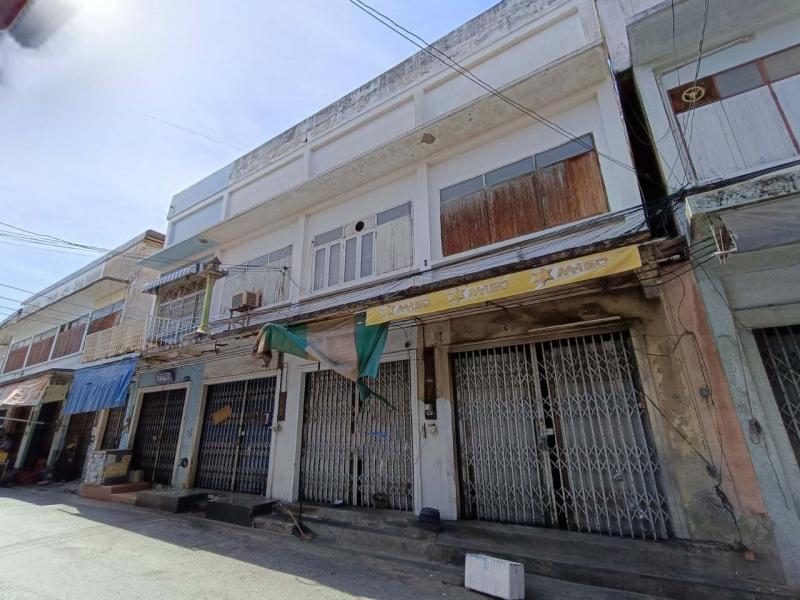  ขาย บ้านเดี่ยว/ทาวน์เฮ้าส์/คอนโด โครงการ  ขาย อาคารพาณิชย์ ท่าหิน ลพบุรี  ถนน พระราม ตำบล ท่าหิน อำเภอ เมืองลพบุรี จังหวัด ลพบุรี  ราคาโปรโมชั่น  1914000    บาท    ลดจาก   2,200,000   บาท ราคาโปรโมชั่นตั้งแต่วันที่  2 มีนาคม - 31 พฤษภาคม 2569  รายละเอียดทรัพย์ -  เนื้อที่  13.40 ตร.ว. พื้นที่ใช้สอย  148.75 ตร.ม.  -  บ้านหันไปทางทิศ   ตะวันออกเฉียงใต้  พิกัดทรัพย์ :  https://maps.app.goo.gl/DpGZHN3i9pb1ss3G7  สถานที่ใกล้เคียง   -  พระปร