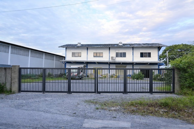 ถ.เอกชัย81-87 โกดังพร้อมอาคารพาณิชย์ 2 ชั้น หลังมุม 3นอน 3น้ำ พร้อมสำนักงาน 3 ห้อง ใกล้ บิ๊กซี เอกชัย900 ม.300 ตร.วา.รองรับการทำโกดังสินค้า สำนักงาน หรือธุรกิจโลจิสติกส์ ทำเลเอกชัย บางบอน ใกล้ตลาดบางบอน 700 ม. เดินทางสะดวก เชื่อมต่อถนนหลักได้สะดวก แยกบางบอน 1 ทำรั้วแล้ว 800 ตร.ม. 44,999 B-M. Ekachai Rd. 81-87 The fence has been built. 800sq.m. 44,999B-M. Warehouse with 2 story building corner unit 3bed 3bath and 3 office rooms near Big C Ekachai 900 m. Usable area  300 sq.wa. Rent  Suitable for warehouse office or logistics business in Ekachai Bang