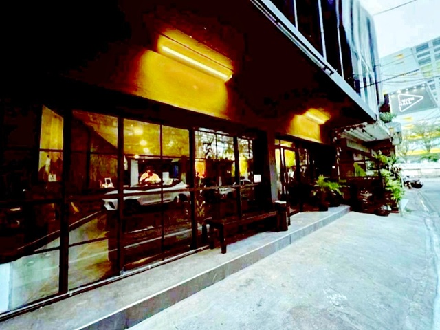 ทำเลศักยภาพสูง ย่านลาดพร้าว พื้นที่ใช้สอย 500 ตร.ม.99,999-118,999 B-M.ใกล้MRTพหลโยธิน 150ม. อาคารพาณิชย์ 3 ชั้น 7 นอน 5 น้ำ อาคาร 2 คูหาตีทะลุ  เซ็นทรัล ลาดพร้าว 300 ม.เนื้อที่ 36 ตร.ว.เหมาะทำสำนักงาน คาเฟ่ คลินิก โชว์รูม หรือธุรกิจบริการ ใกล้ศูนย์การค้าสวนจตุจักร เดินทางง่าย ใกล้BTS ห้าแยกลาดพร้าว MRT Phahonyothin150m. 3 story commercial building with 7 bed 5 bath Central Ladprao shopping mall 300 m two adjoining units combined high potential location in the Ladprao area land area 36 sq.wa. usable area 500 sq.m. 99,999-118,999 B-M suitable for off