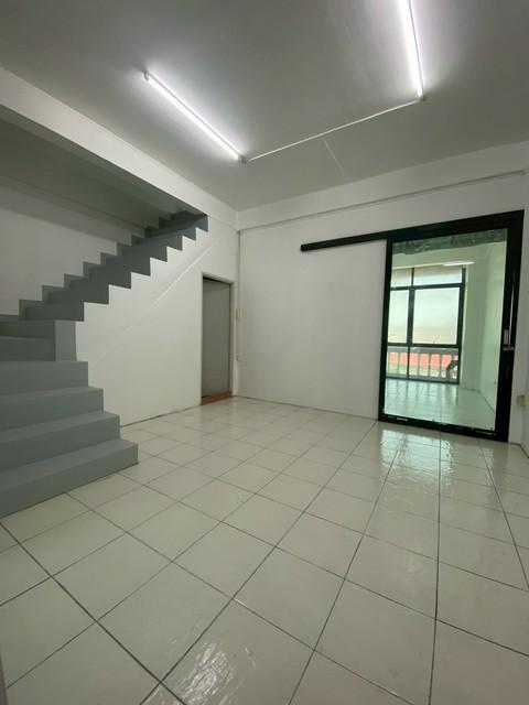 ให้เช่า อาคารพาณิชย์ 4.5 ชั้น ติดถนนสตรีวิทยา 2 ย่านลาดพร้าว เหมาะพักอาศัย โฮมออฟฟิศ คลินิค ร้านค้าอื่น*** ราคาเช่า 25,000 บาท/เดือนติดต่อ คุณช่อผกา โทร 0616198565 LINE 0616198565สำรอง LINE 0812523279 ส่งลิ้งก์ไว้ได้เลยรหัส# T26-308อาคารพาณิชย์ 4.5 ชั้น ถนนสตรีวิทยา 2 ตึกทาสีภายในใหม่ทั้งตึกเนื้อที่ 20 ตารางวา5 ห้องเปล่า3 ห้องน้ำ2 ห้องโถงใหญ่จอดรถหน้าตึก 1 คันไฟฟ้า 3 เฟสเหมาะสำหรับทำ Home Office / คลินิก / โรงเรี�