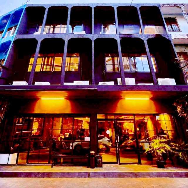 หมาะทำสำนักงาน คาเฟ่ คลินิก โชว์รูม เซ็นทรัล ลาดพร้าว 300 ม.ใกล้MRTพหลโยธิน 150ม. อาคารพาณิชย์ 3 ชั้น 7 นอน 99,999-118,999 B-M. 5 น้ำ อาคาร 2 คูหาตีทะลุ  ทำเลศักยภาพสูง ย่านลาดพร้าว เนื้อที่ 36 ตร.ว.พื้นที่ใช้สอย 500 ตร.ม.หรือธุรกิจบริการ ใกล้ศูนย์การค้าสวนจตุจักร เดินทางง่าย ใกล้BTS ห้าแยกลาดพร้าว Central Ladprao 300 m two adjoining units MRT Phahonyothin150m. 3 story commercial building with 7 bed  99,999-118,999 B-M  5 bath  combined high potential location in the Ladprao area land area 36 sq.wa. usable area 500 sq.m.suitable for offices cafes cli