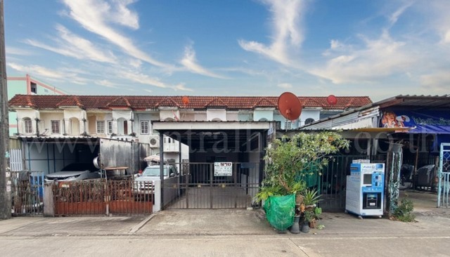 รหัสทรัพย์&nbsp;: N0500ทาวน์เฮ้าส์ ซอย ร่วมสุข 4 - ไสวประชาราษฎร์ 25 ลำลูกกา คลอง 4ที่ตั้ง :&nbsp;ถนนพระองค์เจ้าสาย คลอง 4 ตำบลลาดสวาย อำเภอลำลูกกา จังหวัดปทุมธานี 12150รายละเอียดทรัพย์&nbsp;- ทาวน์เฮ้าส์ 2 ชั้น เนื้อที่ 23.1 ตารางวา&nbsp;พื้นที่ใช้สอยประมาณ 100&nbsp;ตารางเมตร- 2 ห้องนอน, 2&nbsp;ห้องน้ำ, 1 ห้องครัว,&nbsp;1 ห้องนั่งเล่น, 2 ที่จอดรถ- พื้นชั้นบน-ล่าง ปูกระเบี้อง-&nbsp;หน้าบ้านหันทางทิศเหนือสถานที่�