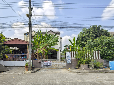 BHL1221บ้านแฝด 2 ชั้น หมู่บ้านฟ้าใหม่ ปากเกร็ด (ขายตามสภาพ)ที่ตั้ง : 45/44 หมู่ที่7 ตำบลคลองข่อย อำเภอปากเกร็ด จังหวัดนนทบุรีรายละเอียด- บ้านแฝด 2 ชั้น- เนื้อที่ 35.9 ตร.ว. พื้นที่ใช้สอย 144 ตร.ม.- 2 ห้องนอน 1 ห้องน้ำ- 1 ห้องครัว- 2 จอดรถ- ด้านหน้าบ้าน ทิศตะวันออกทำเลใกล้เคียง- โรงพยาบาลปากเกร็ด2 3 กม.- โลตัส นอร์ธ ราชพฤกษ์- โรบินสันไลฟ์สไตล์ ราชพฤกษ์- โรบินสันไลฟ์สไตล์ ศรีสมาน- เซ็นทรัล เ�