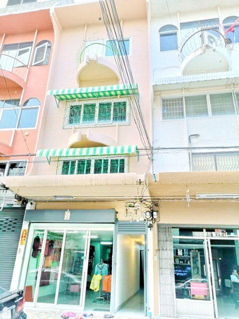 ใกล้ ตลาดปัฐวิกรณ์ 850 ม. อาคารพร้อมหน้าร้านค้าชั้นล่าง ห้องเช่าชั้นบน ถนนนวมินทร์ 101-109 ขาย-เช่าอาคารพาณิชย์ 3 ชั้น 4 นอน 4 น้ำ  พื้นที่ใช้สอยกว้าง 25 ตร.ว.300 ตร.ม. 14,999 B-M. ขาย 4.49 ลบ. เหมาะทำธุรกิจ สำนักงาน  หรืออยู่อาศัย ทำเลนวมินทร์ ใกล้แฟชั่นไอส์แลนด์ 2.6 กม.แหล่งชุมชนขนาดใหญ่ และสิ่งอำนวยความสะดวกครบ850 m. from Patthavikorn Market the building includes a ground floor shop and rental rooms on the upper floors Nawamin Road 101-109 For Sale/Rent 3 story commercial building with 4 bed 4 bath  spacious usabl