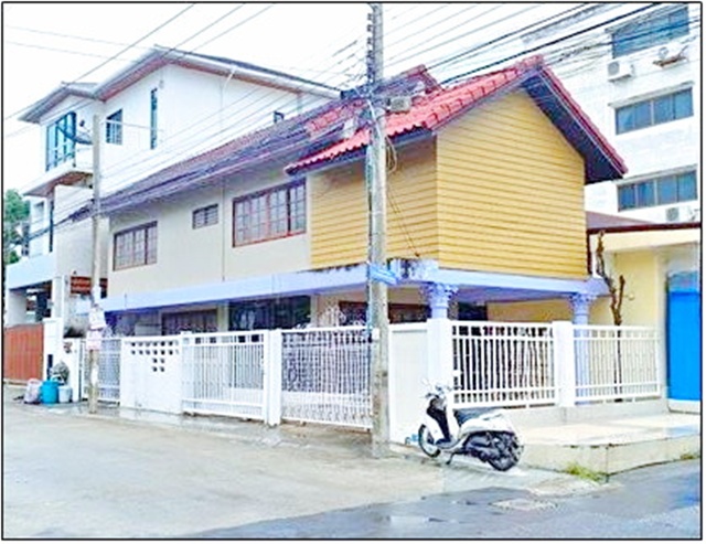 รามอินทรา1-5 บางเขน บ้านเดี่ยว 2 ชั้น 3นอน 2น้ำ ใกล้MRT รามอินทรา3  850ม. 45 ตร.ว.180 ตร.ม.13,999 B-M. ทำเลรามอินทรา บ้านหลังริม บรรยากาศสงบ เหมาะอยู่อาศัย โฮมออฟฟิศ หรือค้าขาย ใกล้เซ็นทรัลรามอินทรา 1 กม. ตลาด เดินทางเข้าเมืองสะดวก เชื่อมต่อถ.พหลโยธิน วิภาวดีRamintra 1-5 BangKhen Two story detached house 3bed 2 bath near MRT Ramintra 3 850 m. 45 sq.wa. 180 sq.m. usable area 13,999 B-M. Located in Ramintra corner house with quiet atmosphere suitable for residence home office or small business near Central Ramintra 1 km. market and convenient access connecting to Phahonyothin and Vibhavadi roads.ถ.ร