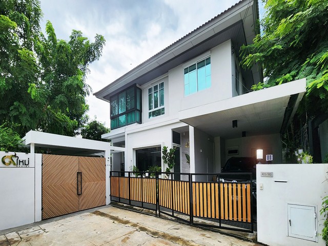 ให้เช่าบ้านเดี่ยว 2 ชั้น 100 ตรว. 5 ห้องนอน ฮาบิเทีย เวนต์ ปัญญาอินทรา Habitia Vent Panyaindra ใกล้โรงเรียนสาธิตพัฒนา*** ราคาเช่า 40,000 บาท / เดือน (ต่อรองได้)ติดต่อ:: ชยา โทร/ID Line:: 0942823961   Link Line:: https://line.me/ti/p/3xFA1An8Kcรหัส# T26-391บ้านเดี่ยว 2 ชั้น ฮาบิเทีย เวนต์ ปัญญาอินทรา Habitia Vent Panyaindra ใกล้โรงเรียนสาธิตพัฒนา• ที่ดิน 100 ตร.วา พื้นที่กว้าง• 5 ห้องนอน • 3 ห้องน้ำ• จอดรถ 2 คัน• ใกล้ Fashion Island / Promenade / ทางด่วนจตุโชติ• บ้านพื้นที่ใหญ