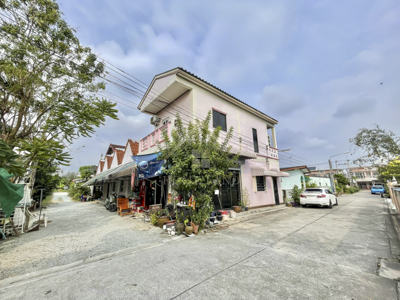 BHL1222บ้านสร้างเอง บางพระ อำเภอศรีราชาที่ตั้ง :  ตำบล บางพระ อำเภอศรีราชา ชลบุรี 20110รายละเอียด- เนื้อที่ 50 ตร.ว. พื้นที่ใช้สอยรวม 240 ตร.ม.- ทาวน์เฮ้าส์ 2 ชั้น 1 หลัง (เป็นร้านค้ากลางหมู่บ้าน)- ทาวน์เฮ้าส์ชั้นเดียว 4 หลัง (เป็นห้องเช่า)- รวม 5 ห้องนอน 6 ห้องน้ำ- 1 ห้องครัว  - 3 ที่จอดรถ- ถนนสาธารณะล้อมรอบทั้งสี่ด้านทำเลใกล้เคียง - หน้าอ่างเก็บน้ำบางพระ ( เข้าซอยคันคลองส่งน้ำ) หลังปั๊