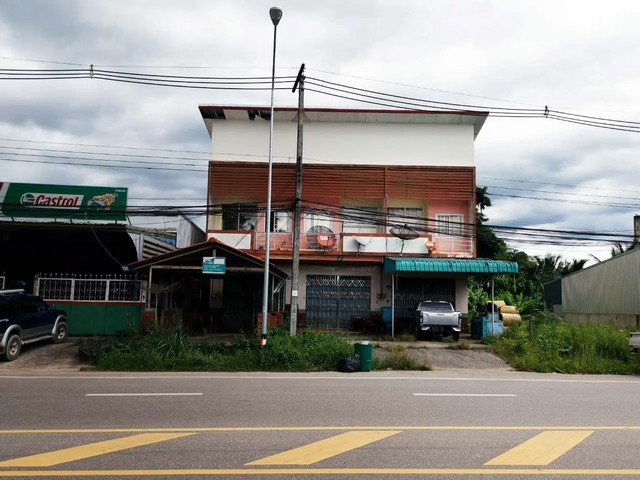   ขาย บ้านเดี่ยว/ทาวน์เฮ้าส์/คอนโด โครงการ อาคารพาณิชย์ ถนน เทศารัษฎา  ห้วยยอด ตรัง ถนน เทศารัษฎา (ทล.4269) ตำบล เขาขาว อำเภอ ห้วยยอด จังหวัด ตรัง  ราคาโปรโมชั่น  1,565,000   บาท    ลดจาก 2,240,000  บาท ราคาโปรโมชั่นตั้งแต่วันที่  2 มีนาคม - 31 พฤษภาคม 2569  รายละเอียดทรัพย์  -  เนื้อที่ 37.00 ตร.ว.  พื้นที่ใช้สอย 173.25 ตร.ม.  -  บ้านหันไปทางทิศ ตะวันตก  พิกัดทรัพย์ : https://maps.app.goo.gl/J8LjD7PrqRdp4Ey89  สถานที่ใกล้เคียง   -  โรงพย�