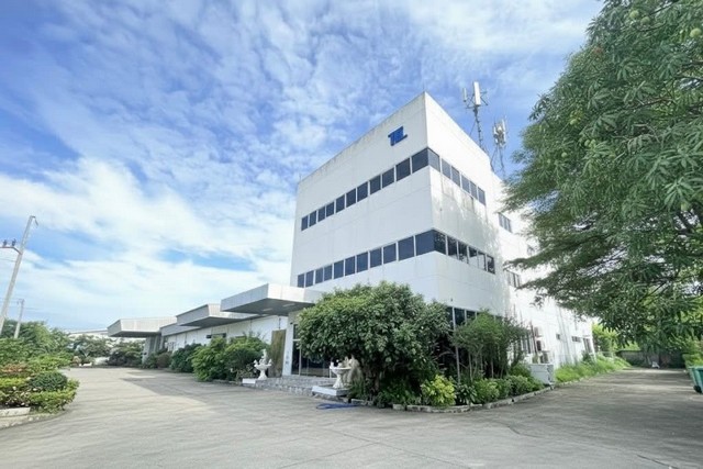   ขายโรงงานอยู่ลาดกระบัง กรุงเทพ พื้นที่สีม่วง ที่ตั้ง นำไกร ลาดกระบังเนื้อที่ดิน 4 ไร่ 90 ตร.ว ราคาขาย 119 ล้านบาท ค่าใช้จ่ายในการโอนคนละครึ่ง-พื้นที่ใช้สอย: 6,700 ตารางเมตร:- อาคารสำนักงาน 3 ชั้น 1,320 ตร.ม.- โรงงานผลิต/โกดังสินค้า- พื้นที่ไลน์ผลิต 3,080 ตร.ม.-หม้อแปลงไฟฟ้า 800 KVA- ระบบไฟฟ้า 3 เฟส- ผังเมืองสีม่วง (พื้นที่อุตสาหกรรม)มีใบอนุญาตโรงงาน (รง.)-สนามบินสุวรรณภูมิ 12 กม.-นิคมอุตส�