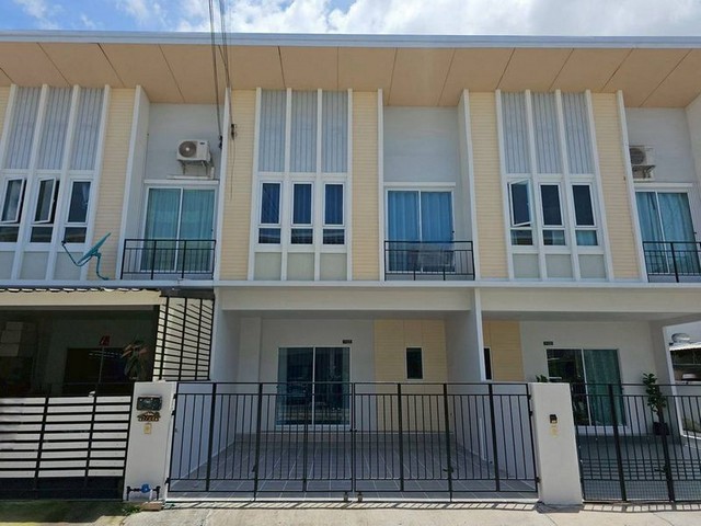 TEL : 092-288 9359 คุณดนิตาLine : https://line.me/ti/p/yxo92dHWP1รายละเอียด : เนื้อที่ขนาด 22 ตารางวา 3 ห้องนอน  3 ห้องน้ำ 1 ครัว2 ที่จอดรถรายการแถม : ผ้าม่านโปร่ง+ม่านทึบ ชั้นวางทีวี โซฟา โต๊ะกลางโต๊ะทานอาหาร+เก้าอี้ 4ตัว  ตู้เสื้อผ้า โต๊ะเครื่องแป้งเตียงนอน + ที่นอน  6 ฟุต ถังสำรองน้ำ  ปั้มน้ำสิ่งอำนวยความสะดวก : - ฟิตเนส- สวนสาธารณะ- คลับเฮาส์- สนามเด็กเล่น- เลนลู่วิ่ง- ระบบรักษาความปลอดภัย 24 ชม.- ระบบคีย์ก