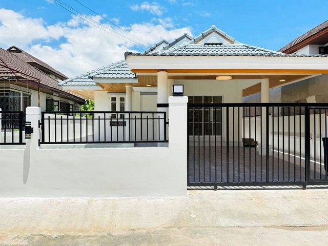 TEL : 092-288 9359 คุณดนิตาLine : https://line.me/ti/p/yxo92dHWP1ขายบ้านเดี่ยว โครงการ มบ.สุขกมลการ์เด้นฮิลล์ ศรีราชา ชลบุรีรายละเอียด :เนื้อที่ขนาด 45 ตรว. 3 ห้องนอน 2 ห้องน้ำ 1 ครัว1 ที่จอดรถรีโนเวททั้งหลังแถมชุดห้องนอนแถมโซฟาโครงการรายล้อมด้วยสิ่งอำนวยความสะดวก อาทิ โรบินสัน ศรีราชา โรงพยาบาลพญาไท ศรีราชา และโรงเรียนเซนต์ปอล ศรีราชาฟรี ค่าใช้จ่ายวันโอนF-A14 (1134)