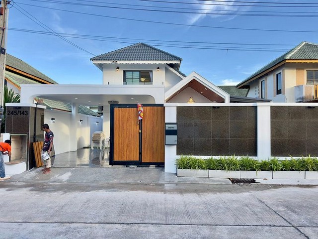 TEL : 092-288 9359 คุณดนิตาLine : https://line.me/ti/p/yxo92dHWP1รายละเอียด : ขนาดที่ดิน 60 ตรว. พื้นที่ใช้สอย 272 ตรม.3 ห้องนอน 3 ห้องน้ำพร้อมสระว่ายน้ำระบบเกลือ+น้ำล้น ขนาด 3x5 m ลึก 1.5 mตกแต่งบิ้วอินทั้งหลัง พร้อมเฟอร์นิเจอร์ ม่านสั่งตัดพิเศษทั้งหลังทีวี 4 เครื่อง แอร์ 4 ตัว ตู้เย็น เครื่องซักผ้า เครื่องอบผ้ารปภ. 24 ชั่วโมงพิกัดบุญสัมพันธ์ ซ.9 ใกล้ห้างเดอะชิว ตลาด 7-11ราคาขาย 7,900,000 ล้านบาท ค่าโอน- ภาษี 50/50F-A15 (275)