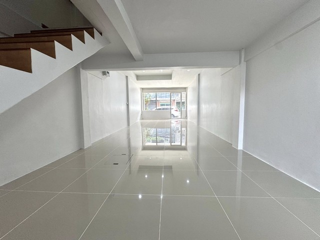 ให้เช่าตึกแถว 3.5 ชั้นไม่รวมดาดฟ้า 19 ตร.ว. ใกล้สี่แยกเหม่งจ๋าย รีโนทเวทใหม่ พร้อมอยู่ ใกล้แมคโคร เหม่งจ๋าย 500 ม. *** ราคาเช่า 39,000 บาท/เดือน   ติดต่อ::  ชยา โทร/ID Line:: 0942823961   Link Line:: https://line.me/ti/p/3xFA1An8Kcรหัส # T26-396ตึกแถว 3.5 ชั้นไม่รวมดาดฟ้า ใกล้สี่แยกเหม่งจ๋าย รีโนทเวทใหม่ พร้อมอยู่ - พื้นที่ 19 ตร.ว.- 2 ห้องน้ำ- ริมถนน เดินทางสะดวก เหมาะกับเช่าเปิดร้าน ทำธุรกิจ หรืออยู่อาศัย- เพิ่งรีโนเวทเสร็จ พร้อ