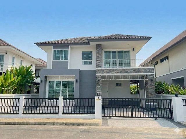 ลดกระหน่ำ! เพียง 3.69 ล้าน #แยกลิขิตชีวัน #สันทราย บ้านเดี่ยว 2 ชั้น บ้านหน้าสวน ทำเลทอง #ติดวงแหวนรอบ3 ทำเลศักยภาพสูง #ใกล้เมต้ามอลล์ เดินทางเข้าเมืองสะดวก เพียง 10 นาที #ถึงเซ็นทรัลเฟสติวัลรายละเอียดบ้าน• ที่ดิน 52.5 ตารางวา• พื้นที่ใช้สอย กว่า 200 ตารางเมตร• 3 ห้องนอน 3 ห้องน้ำ• 1 ห้องครัว• จอดรถ 2 คันบ้านหน้าสวน บรรยากาศดีทิศบ้าน ทิศใต้ ลมดีตลอดทั้งวันสภาพแวดล้อมดี น่า�