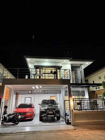 AOM 2568บ้านเดี่ยวให้เช่าซ.ชัยพรวิถี 25 ต.หนองปรือ อ.บางละมุง จ.ชลบุรี 20150พื้นที่43ตารางวา 2ชั้น3ห้องนอน3ห้องน้ำ2ที่จอดรถประตูรีโมทเครื่องทำน้ำอุ่น2ตัวแอร์4ตัว35,000 ประกัน 2 เดือนโครงการตั้งอยู่ทำเลดีอยู่บนเนินเขา ใกล้ชิดธรรมชาติและสามารถเห็นวิวเมืองพัทยาโครงการตั้งอยู่ใกล้มอเตอร์เวย์กรุงเทพฯ-ชลบุรี ถนนชัยพร และถนนทางหลวงแผ่นดินหมายเลข 3240เดินทางสะดวกใกล้เมืองพั