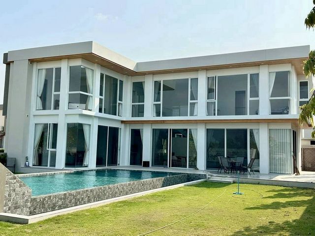 พูลวิลล่าให้เช่า 90,000 บาท/เดือน #โซนสันกำแพง #ใกล้สวนน้ำ เพียง 2 นาที! #บ้านหลังมุม พื้นที่กว้าง พร้อมสระว่ายน้ำส่วนตัว เหมาะสำหรับครอบครัวหรือผู้ที่ต้องการบ้านพักผ่อนบรรยากาศดี ใกล้เมืองเชียงใหม่รายละเอียดบ้าน• เนื้อที่ 185 ตารางวา• พื้นที่ใช้สอย 285 ตารางเมตรฟังก์ชันบ้าน• 4 ห้องนอน• 4 ห้องน้ำ• ห้องนั่งเล่นขนาดใหญ่• โซนทานอาหาร• ครัวยุโรป• มุมพักผ่อนริมสระว่า