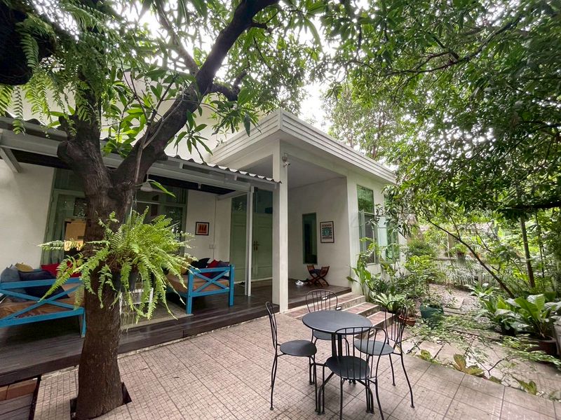 ขายบ้านเดี่ยวชั้นเดียว ใจกลางเมือง ติดถนนพระราม6 ประดิพัทธ์ซอย 5 มีสระว่ายน้ำบ้าน ราคาดีทำเลดี ติดต่อผึ้งรติ0619419639 ที่ตั้ง : แขวงสามเสนใน เขตพญาไท จังหวัดกรุงเทพมหานคร 10400ขนาดพื้นที่ : 214 ตารางวา ขนาดพื้นที่ใช้สอย : 200 ตารางเมตรรายละเอียดบ้านเดี่ยวชั้นเดียว มีสระว่ายน้ำส่วนตัวในบ้านเหมาะทั้งอยู่อาศัยหรือปรับเป็นโฮมออฟฟิศสุดหรู-3 ห้องนอน -3 ห้องน้ำ-1 ห้องครัว -1 ห้