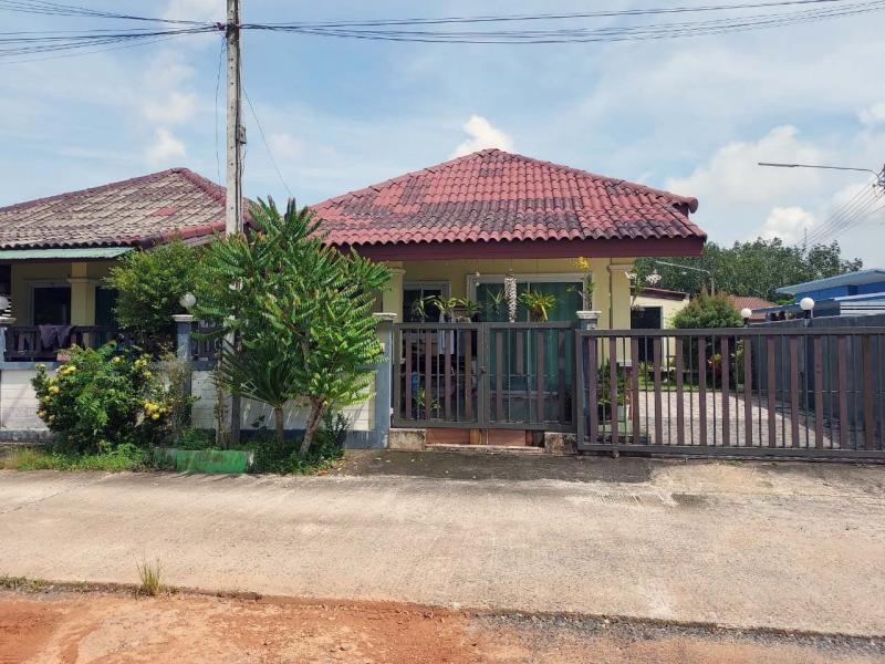  ขาย บ้านเดี่ยว/ทาวน์เฮ้าส์/คอนโด โครงการ    ถนน สายกลางบ้านทอนคลอง ตำบล โคกม่วง อำเภอ คลองหอยโข่ง จังหวัด สงขลา  ราคาโปรโมชั่น  1,864,000    บาท    ลดจาก   2,150,000    บาท ราคาโปรโมชั่นตั้งแต่วันที่  2 มีนาคม - 31 พฤษภาคม 2569  รายละเอียดทรัพย์ -  เนื้อที่  41.50 ตร.ว.   พื้นที่ใช้สอย 98.25 ตร.ม.  -  บ้านหันไปทางทิศ ใต้   พิกัดทรัพย์ :  https://maps.app.goo.gl/rU5dCrybNZcJSCrG6  สถานที่ใกล้เคียง   -  โรงพยาบาลคลองหอยโข่ง 3.60 กม. -  สถานีตำ�