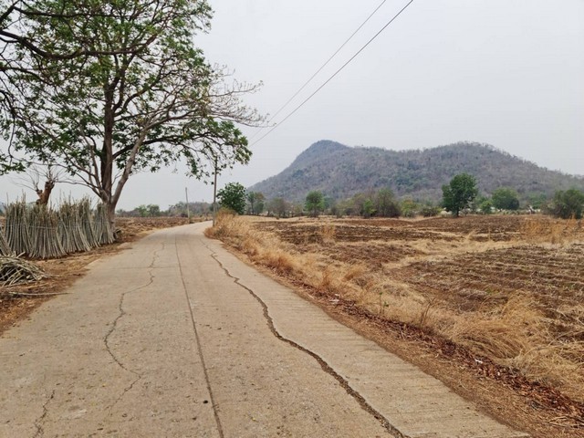 ขายที่ดินติดภูเขา เลขที่โฉนด 91711 ต.พระนอน อ.เมือง จ.นตรสวรรค์ 5ไร่เศษ แบ่งโฉนดขาย ไร่ละ 300,000  บาท โทร 096-882-1857 เอกสารสิทธิ์โฉนดครุฑแดง  ที่สวยวิวสวย วิวดีมากมาย อยู่ระหว่างหุบเขา 2 ลูก  ขนานกัน ดินดีสมบูรณ์ เพาะปลูกได้งาม  ใกล้แหล่งชุมชน  ใกล้ UFO เขากะลา ถิ่นมหัศจรรย์น่าพิสูจน์มนุษย์ต่างดาว   ใกล้มูลนิธิปากน้ำโพ  อยู่ใกล้วัดคีรีสวรรค์   ใกล้ ส.คอบร่า แคมป์  ไม่ไกลจากโรงเร