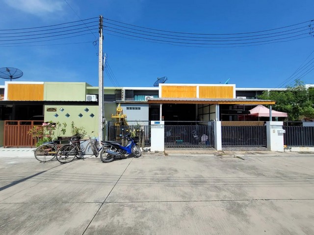   ขาย บ้านเดี่ยว/ทาวน์เฮ้าส์/คอนโด โครงการ เจ ฟอเรสต์ อมตะ ระยอง มาบยางพร 12 ระยองถนน มาบยางพร 12 ตำบล มาบยางพร อำเภอ ปลวกแดง จังหวัด ระยอง  ราคาโปรโมชั่น    1,527,000  บาท    ลดจาก   1,815,000   บาท ราคาโปรโมชั่นตั้งแต่วันที่  2 มีนาคม - 31 พฤษภาคม 2569  รายละเอียดทรัพย์ -  เนื้อที่  27.00 ตร.ว. พื้นที่ใช้สอย 70.82 ตร.ม. -  บ้านหันไปทางทิศ ตะวันออกเฉียงเหนือ  พิกัดทรัพย์ : https://maps.app.goo.gl/ACjAGi7TQo1q4sxG8  สถานที่ใกล้เคียง   -