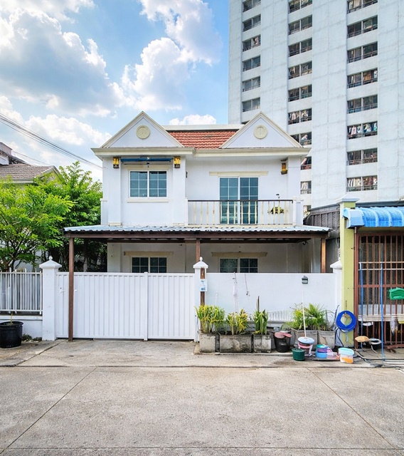 แหล่งช้อปปิ้ง ตลาด และสถานพยาบาลสำคัญ ในย่านลาดพร้าว บางกะปิ เชื่อมต่อถนนหลักได้ง่าย MRTเดอะมอลล์ บางกะปิ 400 ม.50 ตร.ว.บ้านเดี่ยว 4 นอน 2 น้ำ 200 ตร.ม. 19,999 B-M.ทำเลคลองจั่น บางกะปิ เดินทางสะดวก ใกล้ม.รัตนบัณฑิต 1.9 กม.แหล่งช้อปปิ้ง ตลาด และสถานพยาบาลสำคัญ Detach house 4-bed 2-bath near The MRT and The Mall Bangkapi 400m. 50sq.wa.200sq.m. 19,999 B-M.  Located in Khlong Chan Bang Kapi with convenient access to transportation Rattanabundit University 1.9 km. shopping centers markets and major medical facilities in the Ladprao Bang Kapi area with easy access to main roads.ถ.แฮปปี